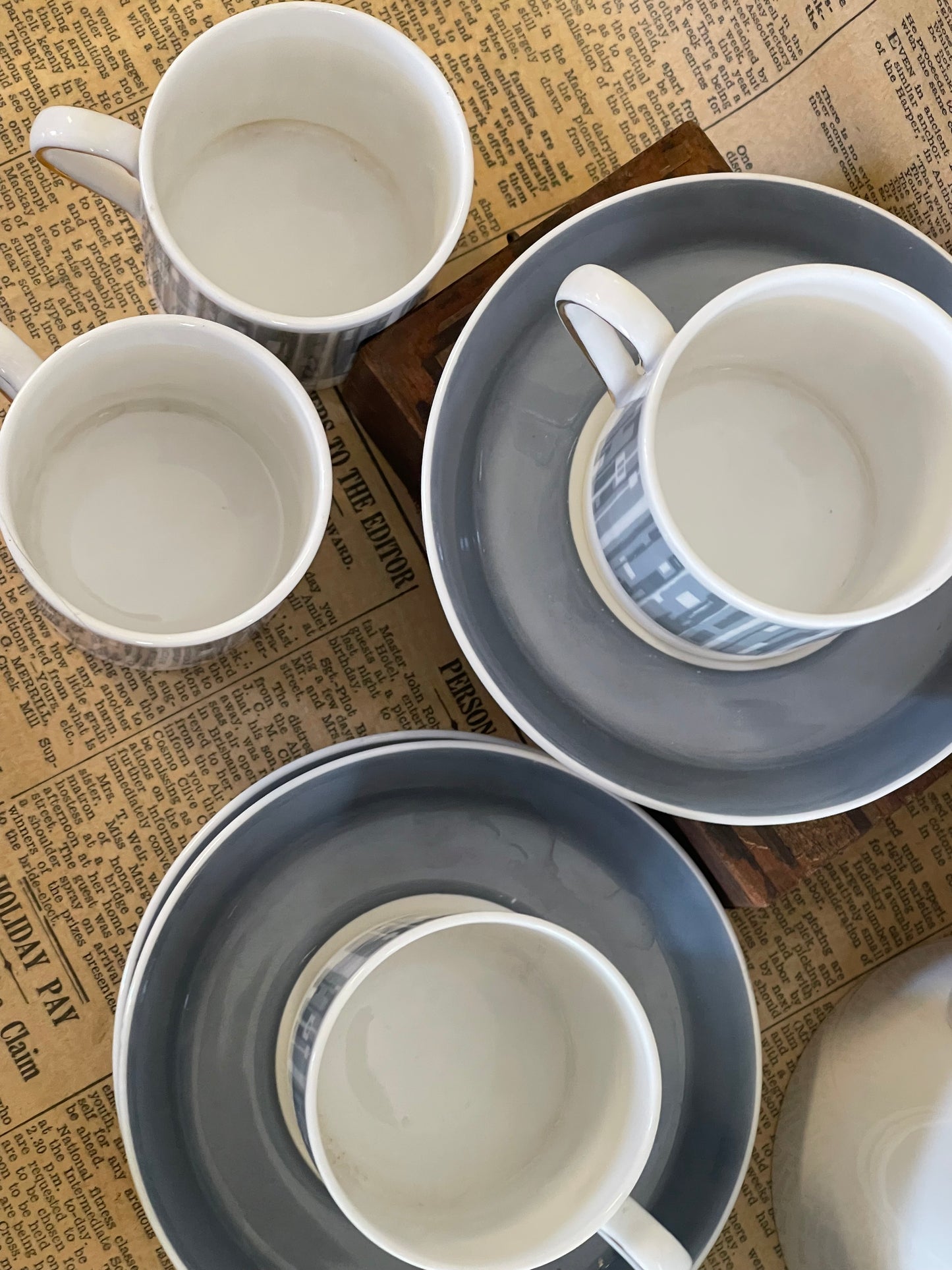 Tuscan Fine English Bone China Manhattan Retro Coffee Set: 4 coffee cups & saucers, milk jug, sugar & coffee pot