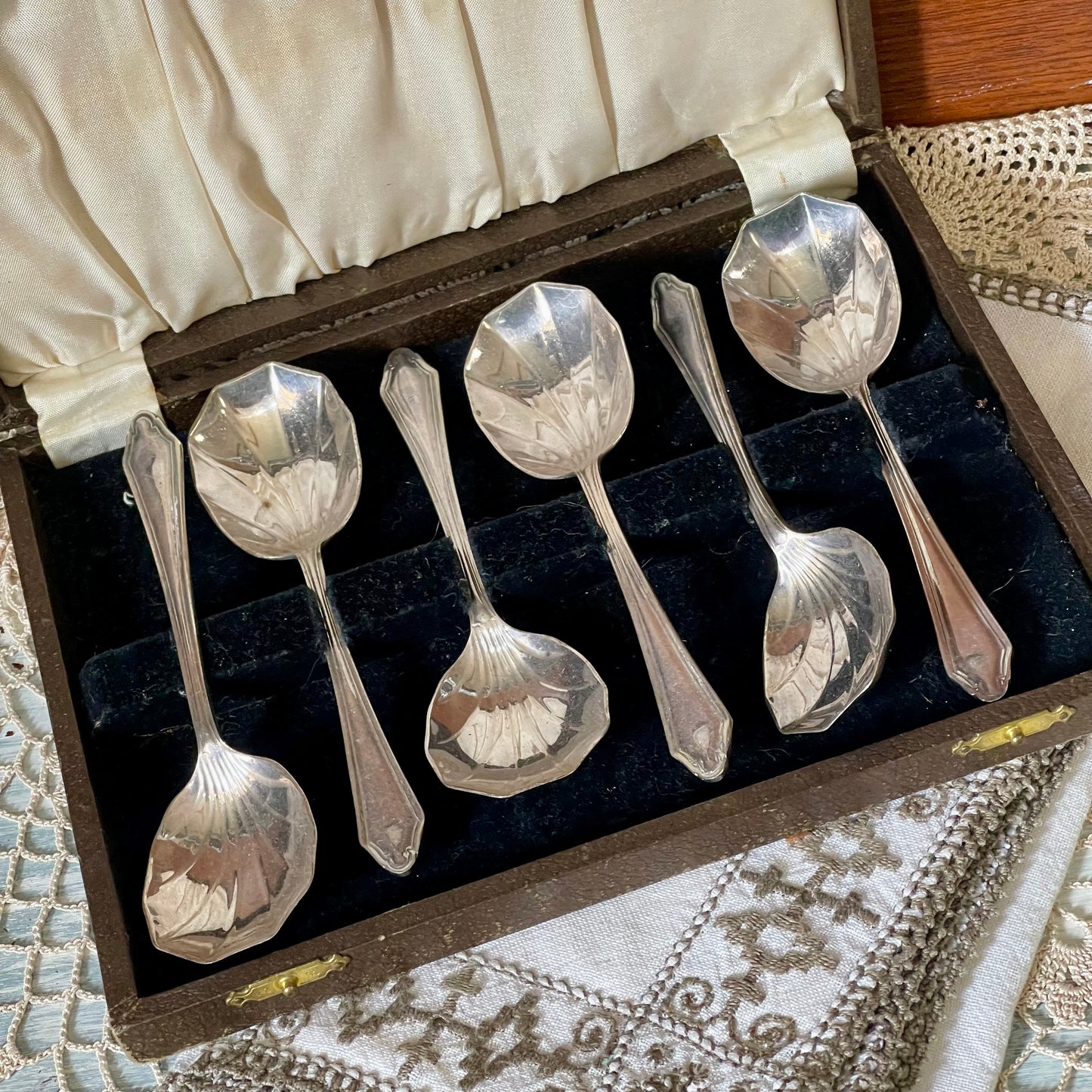 Boxed Set of Six EPNS Dessert Spoons — England