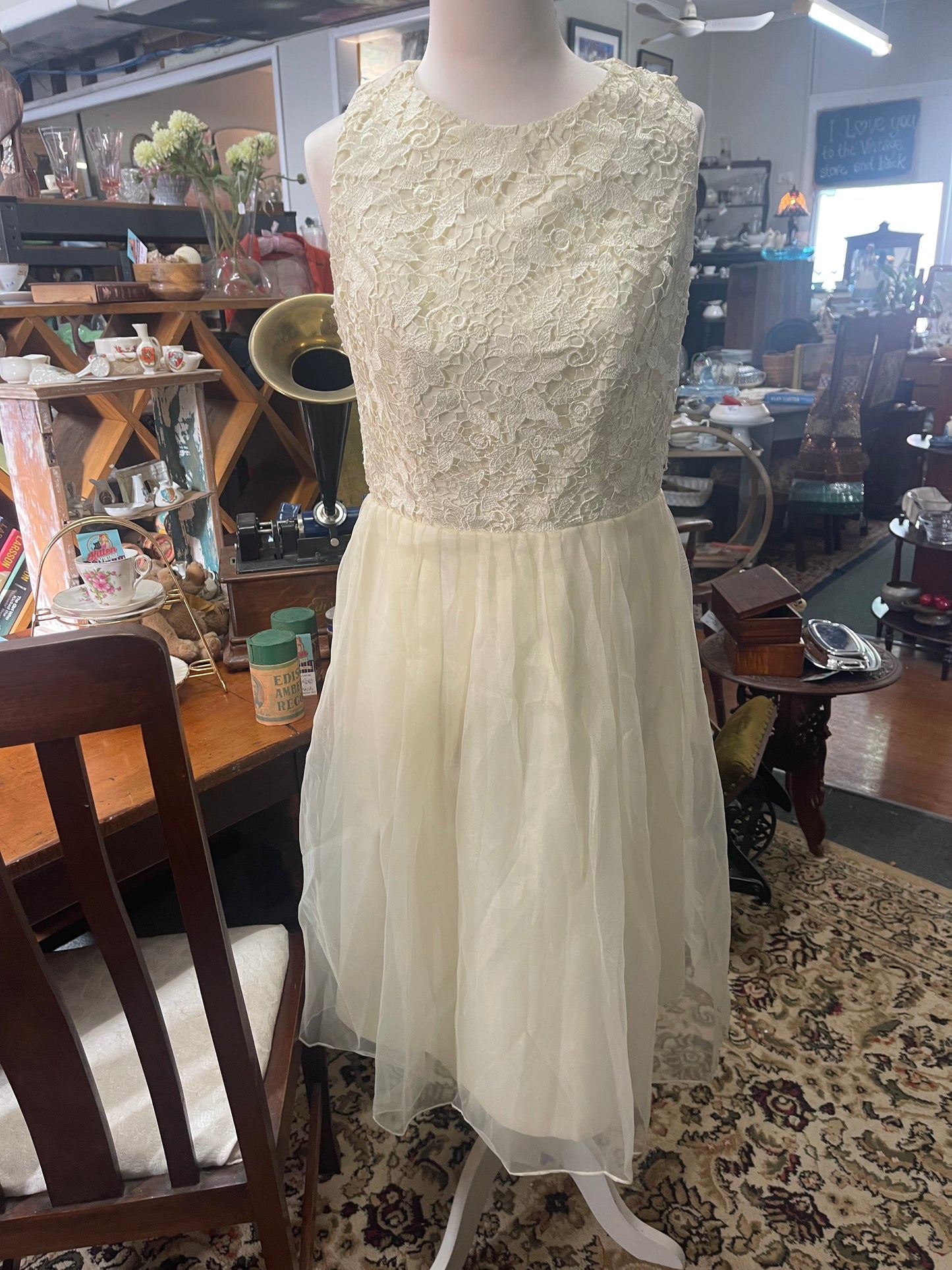Vintage 1980s cream lace and chiffon prom dress size 12-14