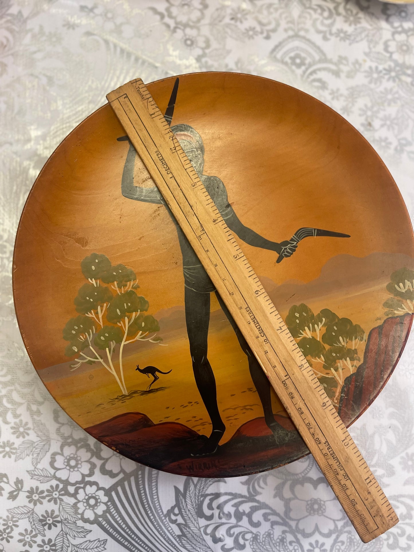 Vintage Australian Aboriginal Art painted medium timber plate by Bill Onus Wirrin, Pemunga NT with hunter