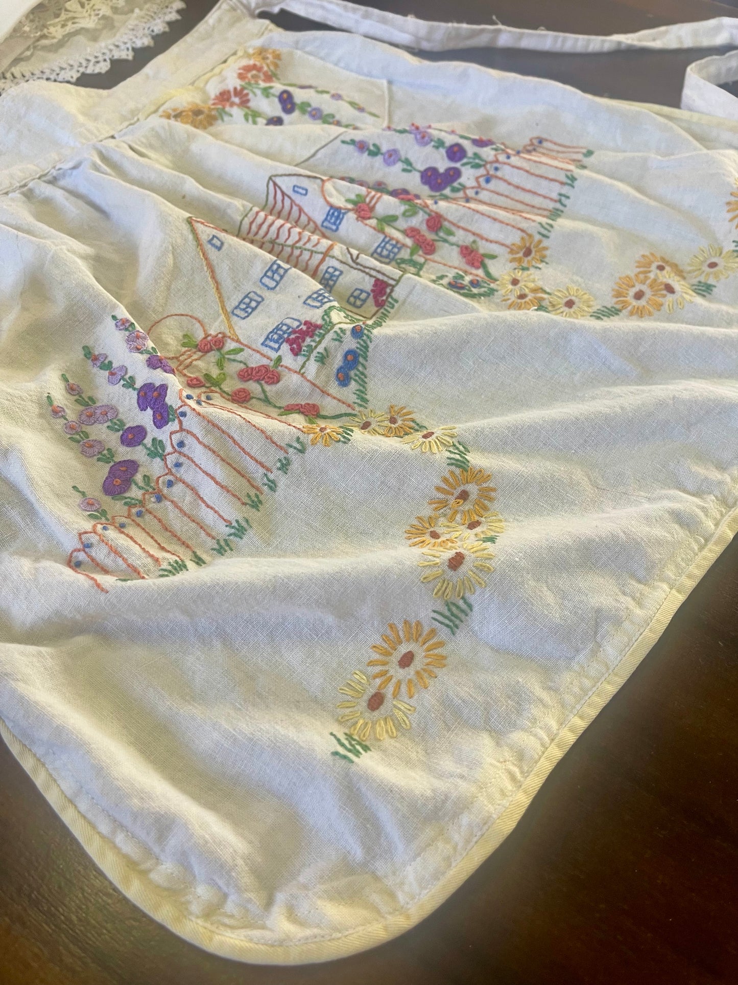 Vintage Hand-Embroidered Apron – Cottage & Floral Design