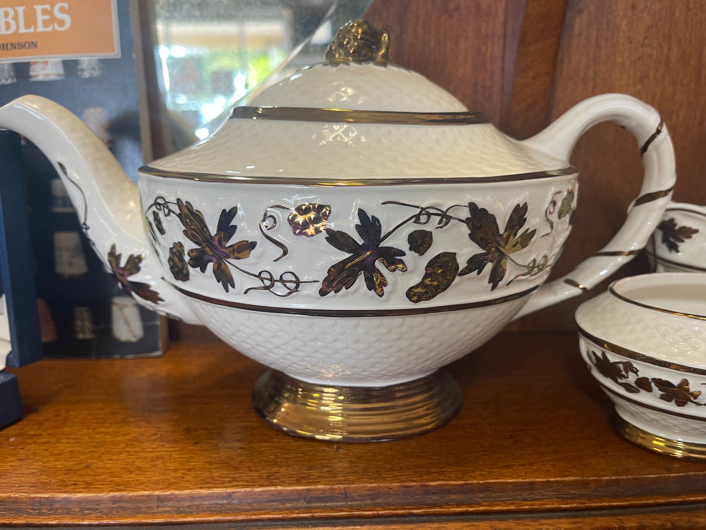 Vintage Wade England Tea Set – Cream Basket-Weave with Hand-Painted Gold Leaves (c.1950s)