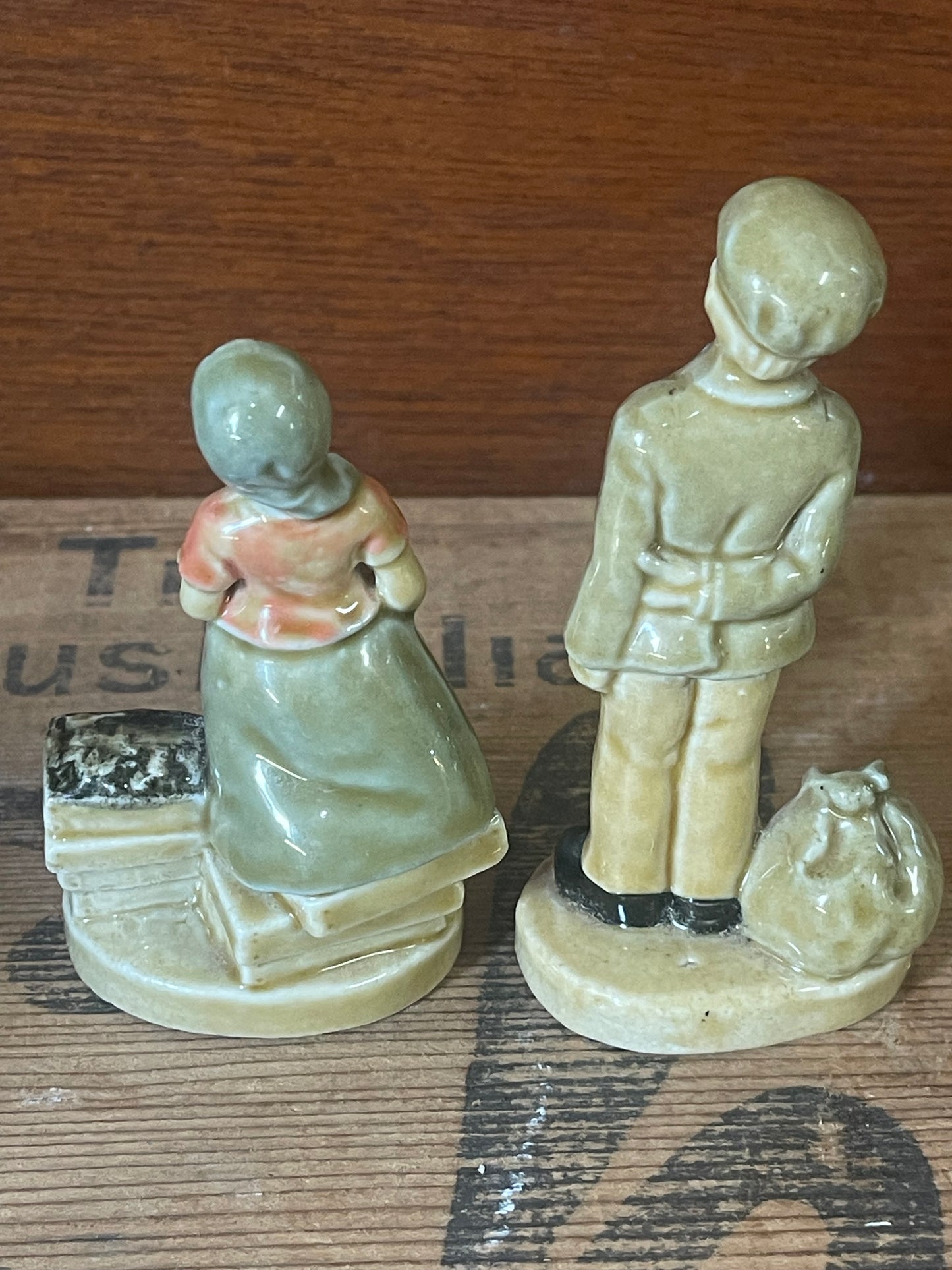 Vintage 1970s pair of small Wade Pottery figurines, "Molly Malone" and "Danny Boy