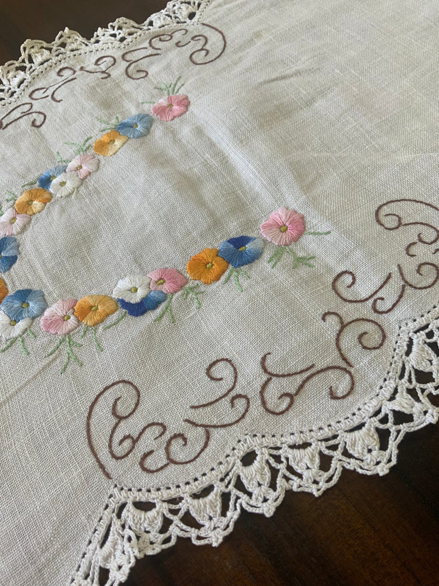 Vintage Hand-Embroidered Linen Table Runner – Floral Garland with Crochet Edging