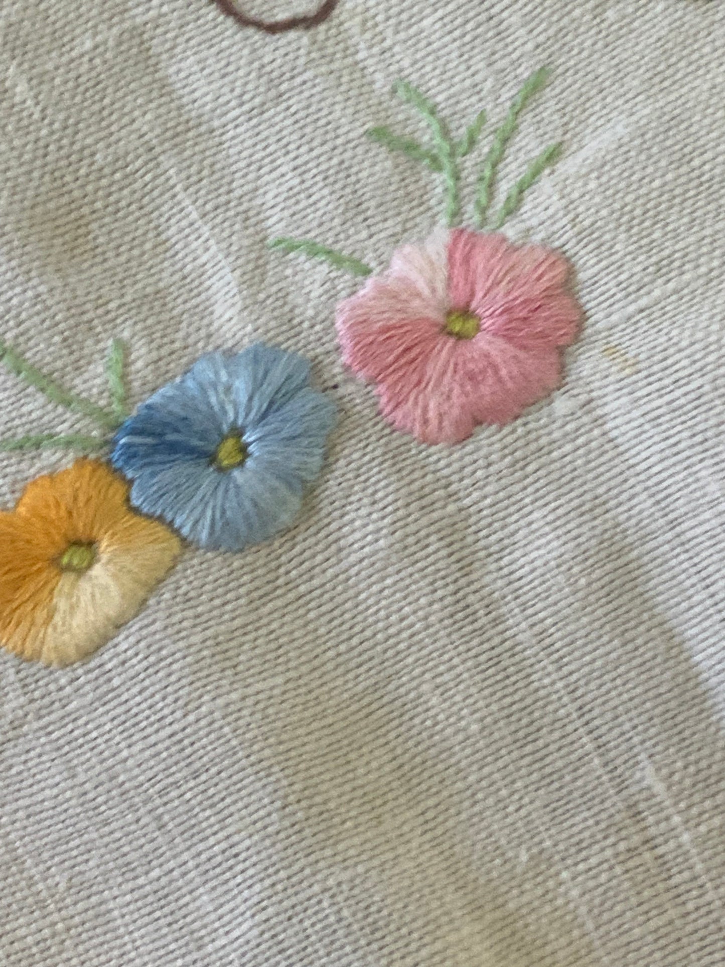 Vintage Hand-Embroidered Linen Table Runner – Floral Garland with Crochet Edging