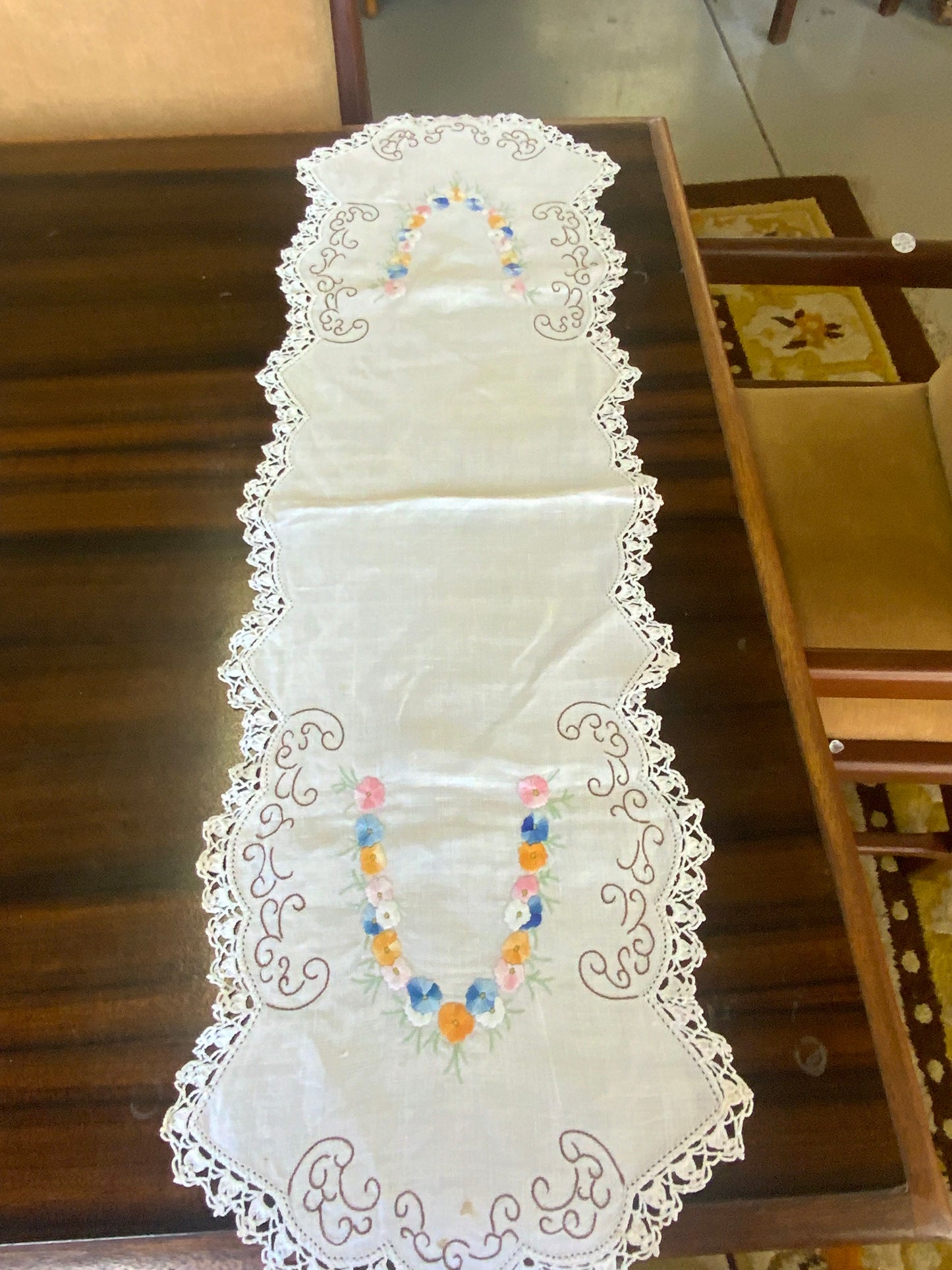 Vintage Hand-Embroidered Linen Table Runner – Floral Garland with Crochet Edging