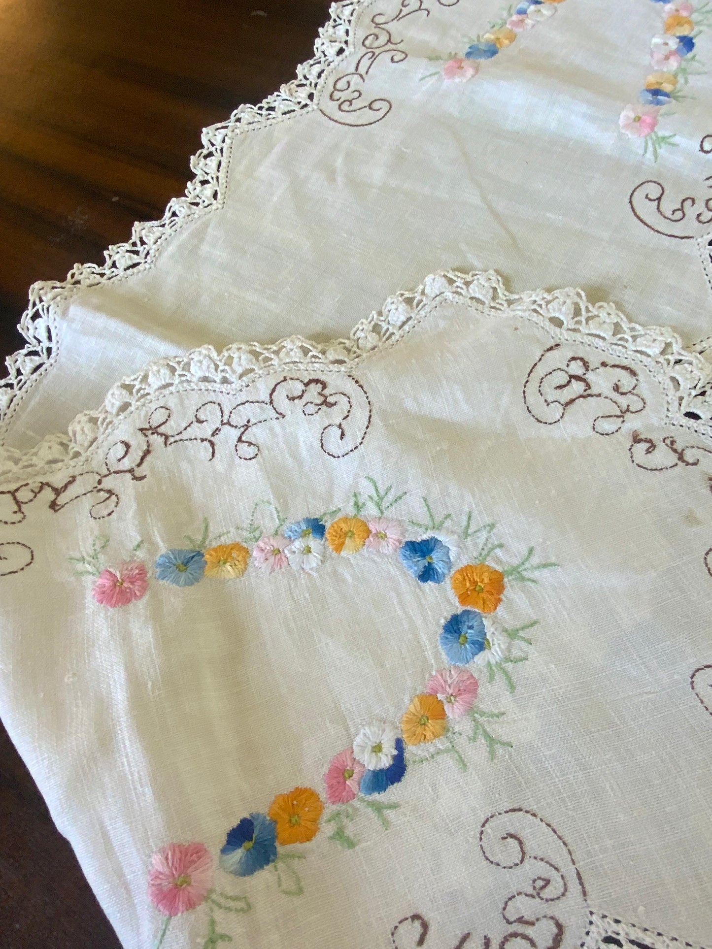 Vintage Hand-Embroidered Linen Table Runner – Floral Garland with Crochet Edging