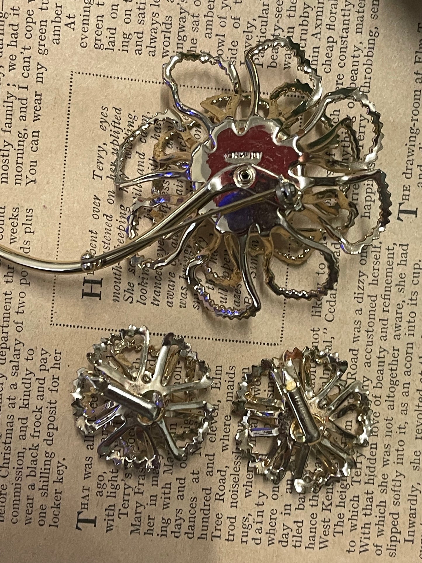 Vintage 1970s Sarah Coventry Flower Brooch and clip on earrings set