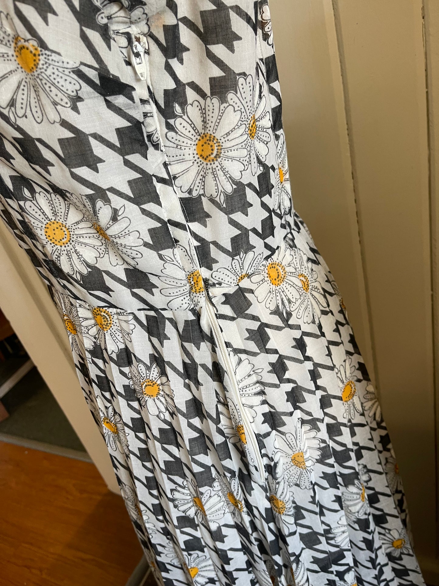 Vintage 70s Black and white Dress with daisies Size 14
