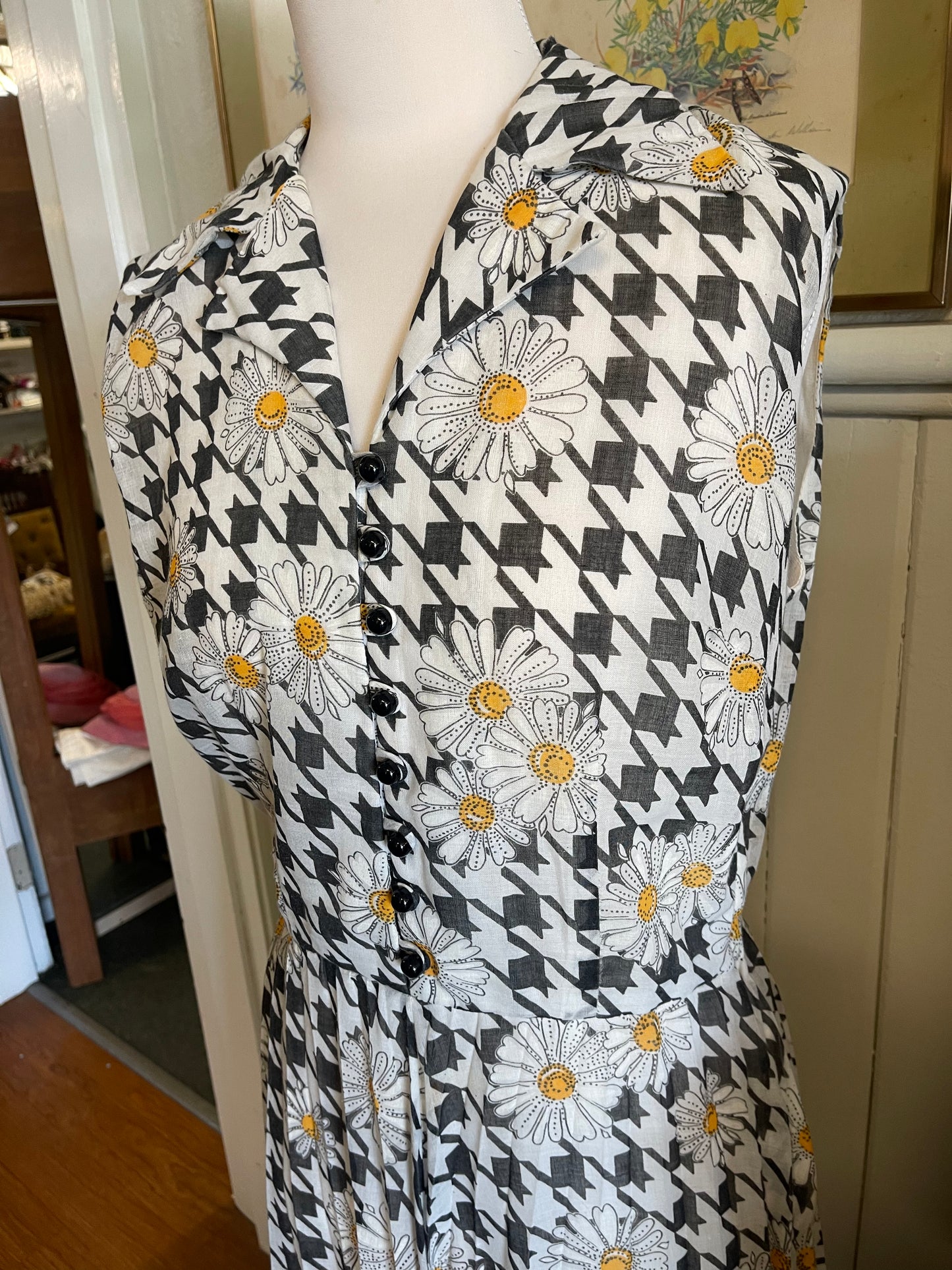 Vintage 70s Black and white Dress with daisies Size 14