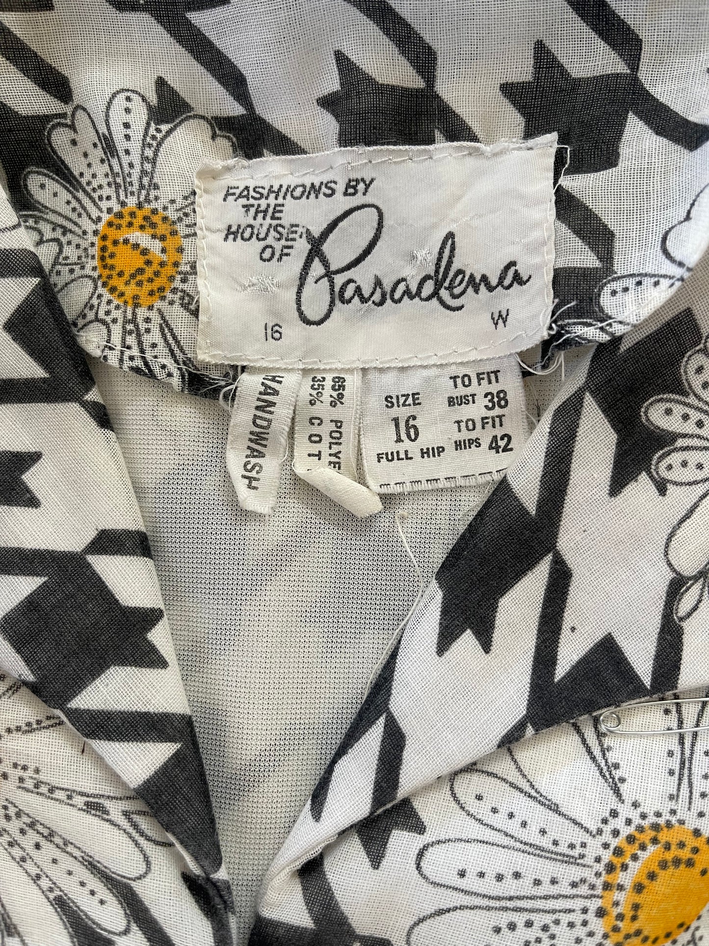 Vintage 70s Black and white Dress with daisies Size 14