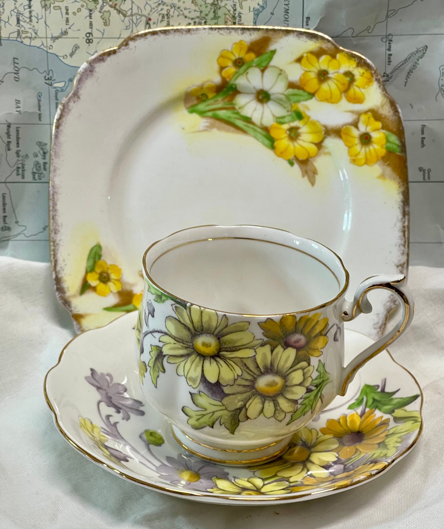 Royal Albert Daisy trio from the Flower of the Month series, April No. 4