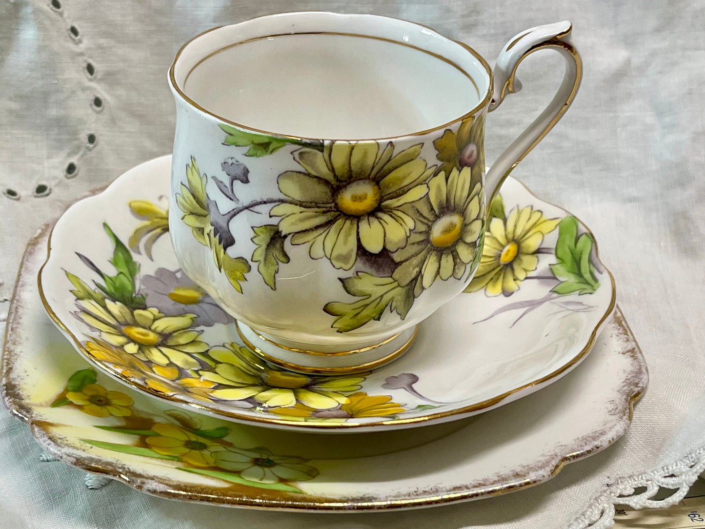 Royal Albert Daisy trio from the Flower of the Month series, April No. 4