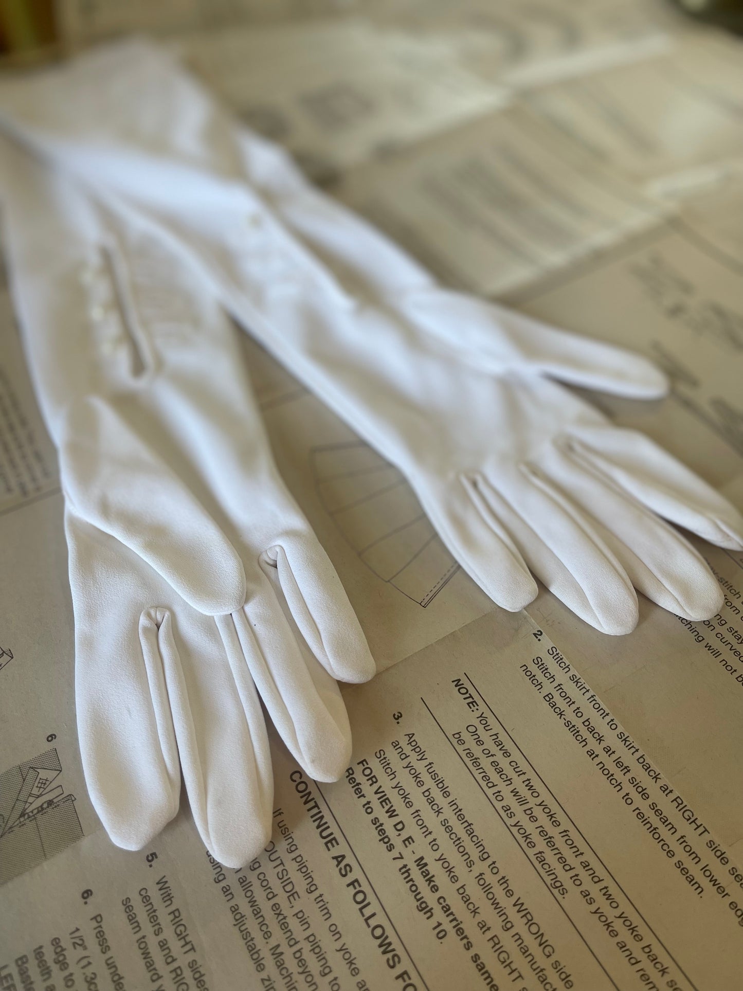 Vintage White Opera / Evening Gloves – 1950s Style (Small / Size 7)