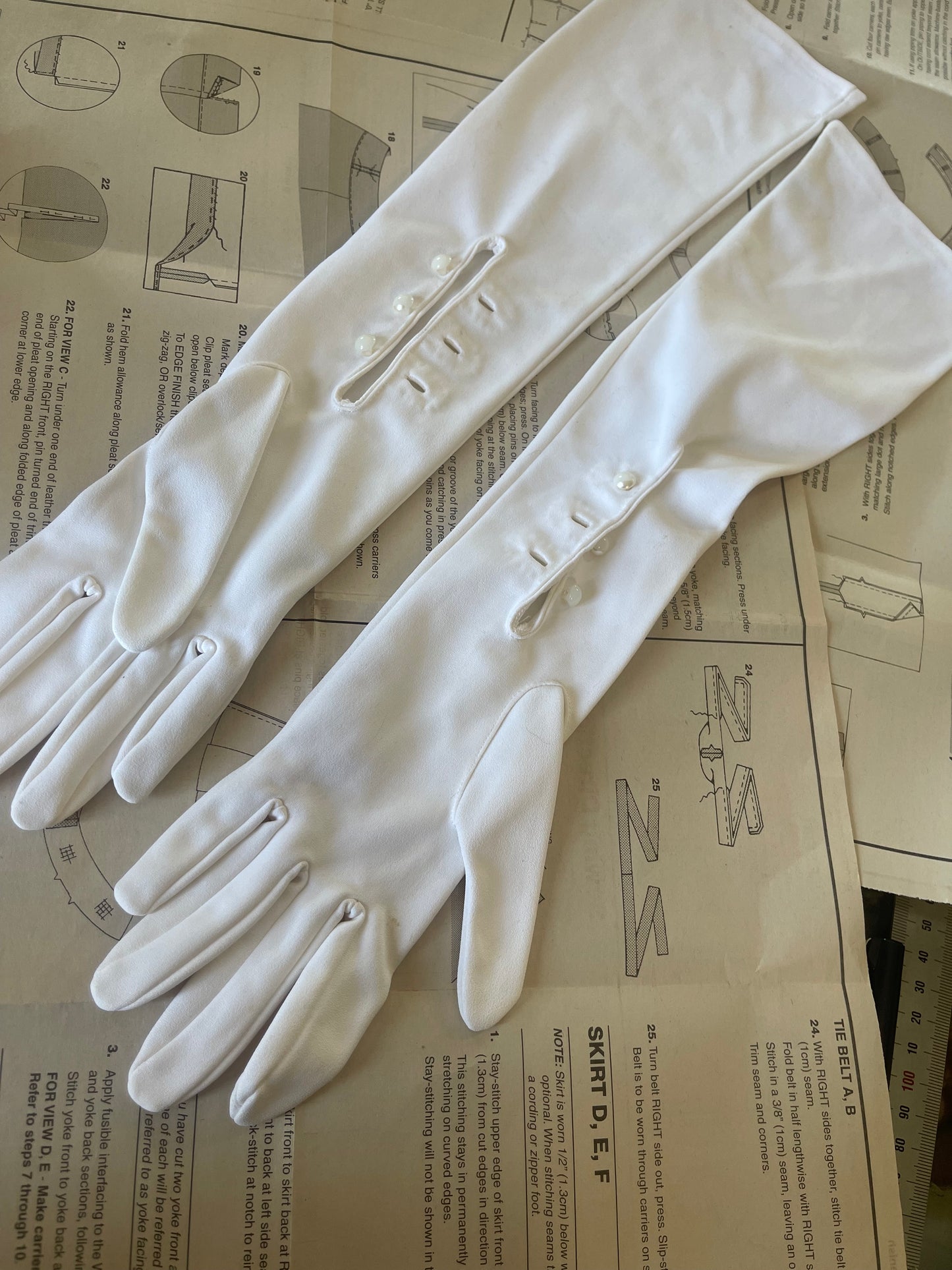 Vintage White Opera / Evening Gloves – 1950s Style (Small / Size 7)
