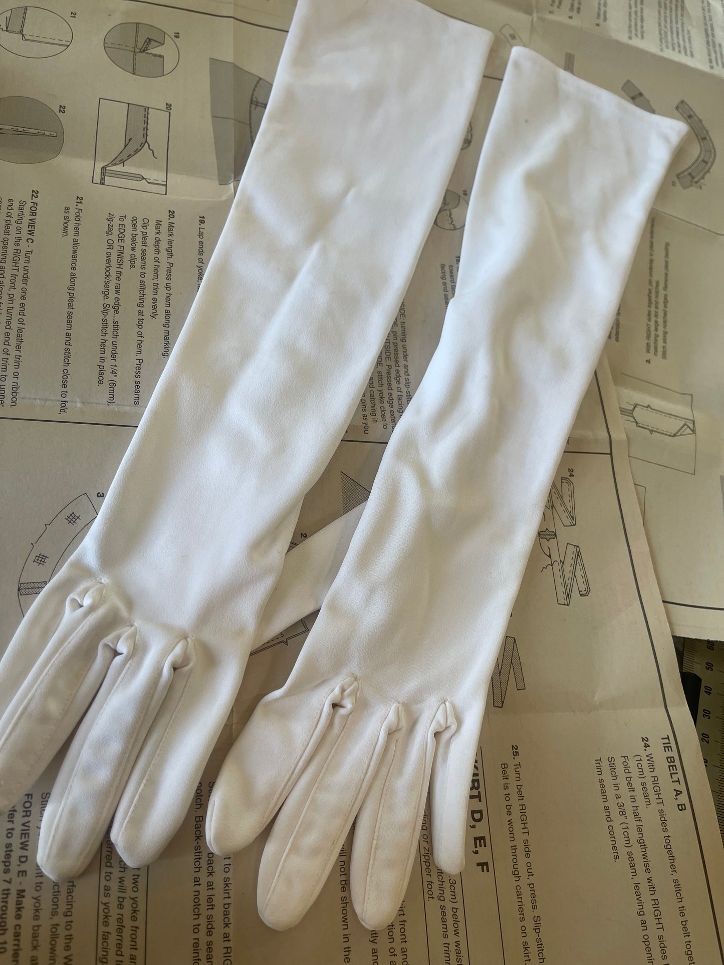 Vintage White Opera / Evening Gloves – 1950s Style (Small / Size 7)