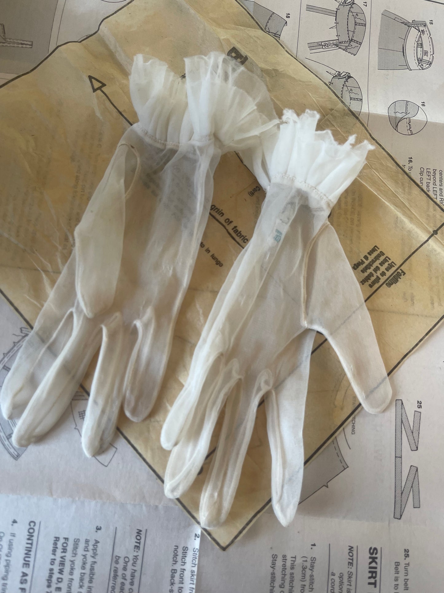 Vintage Sheer Nylon Gloves with Ruffled Pearl Cuff – 1950s/60s (Size 6½)