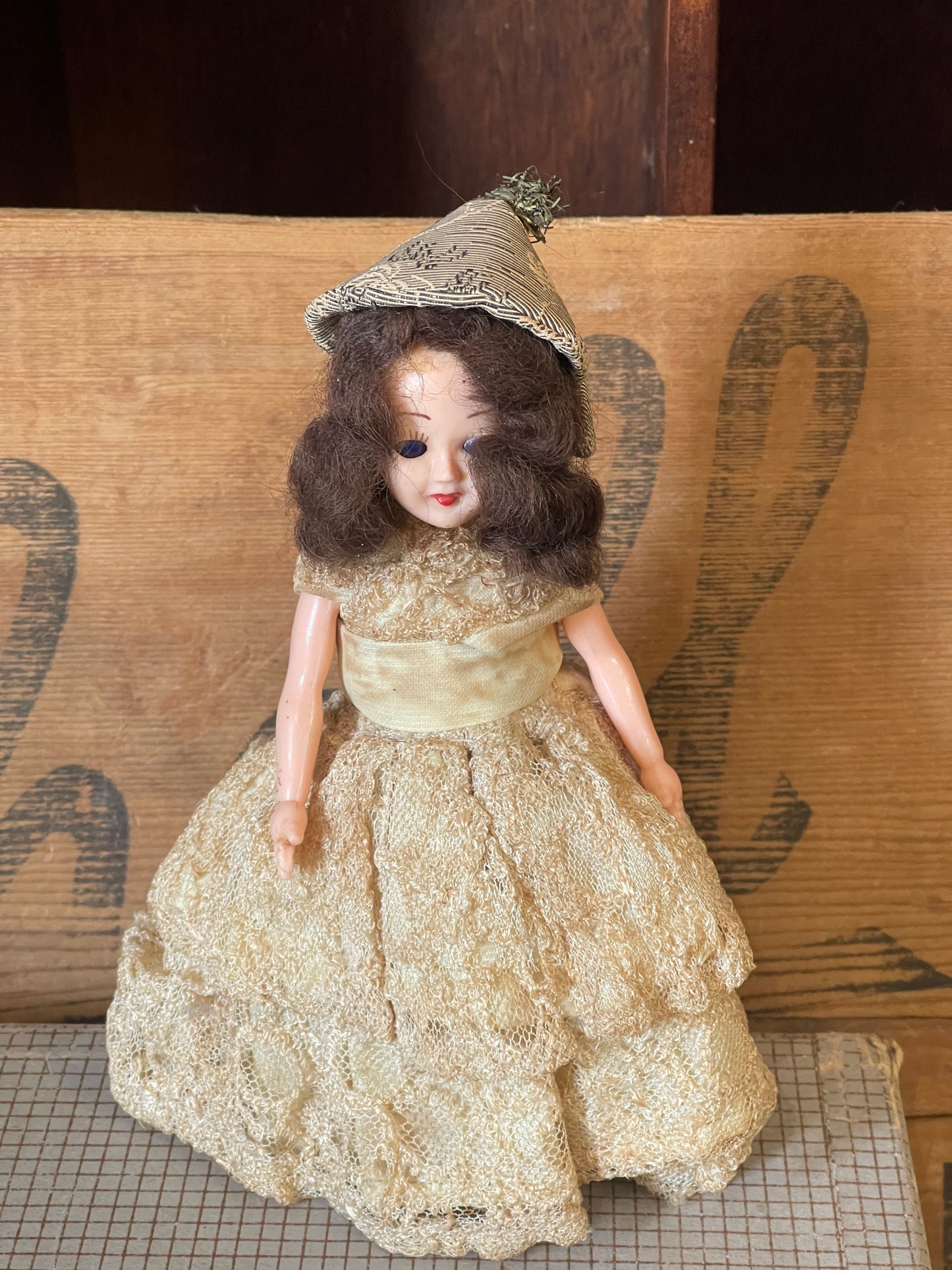 1950s Hard Plastic Lace Dress Doll – Cone Hat – 20cm – Mid-Century Bridal / Debutante Style