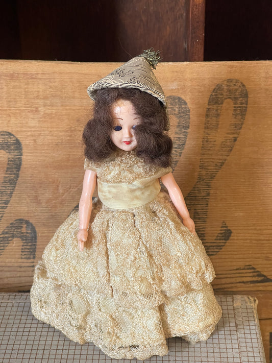 1950s Hard Plastic Lace Dress Doll – Cone Hat – 20cm – Mid-Century Bridal / Debutante Style
