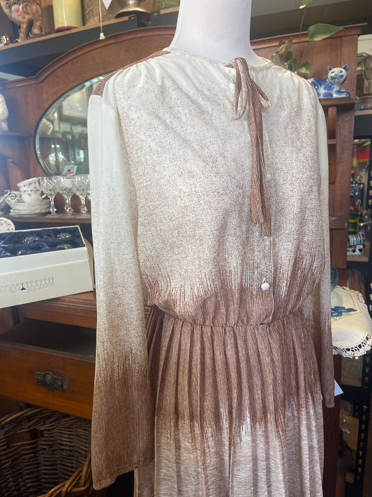 Vintage 1970s cream and brown polyester shirtwaist dress size 10-12. 100cm Bust