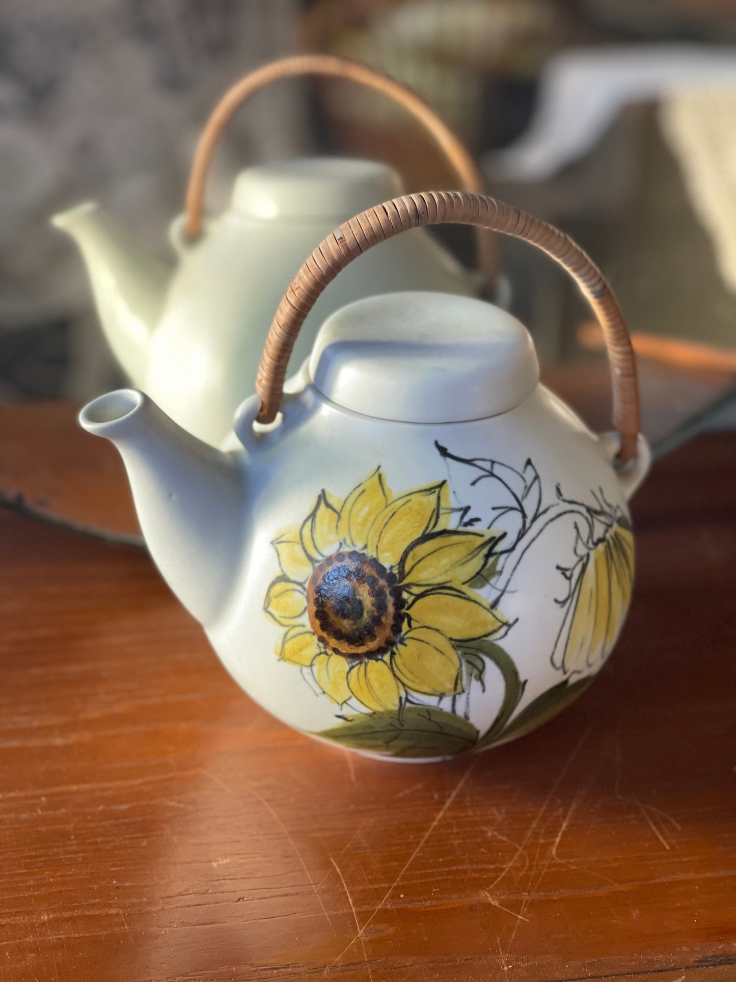 Arabia Finland, large GA3 Teapot with Sunflower Design "Aurinkoruusu" by Hilkka Liisa Ahola.