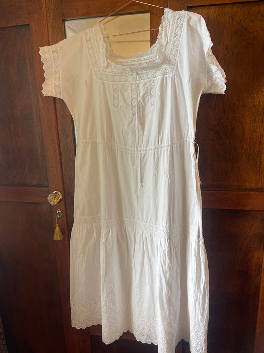 Edwardian White Cotton Lawn Gown with Handworked Lace (c.1905–1915)