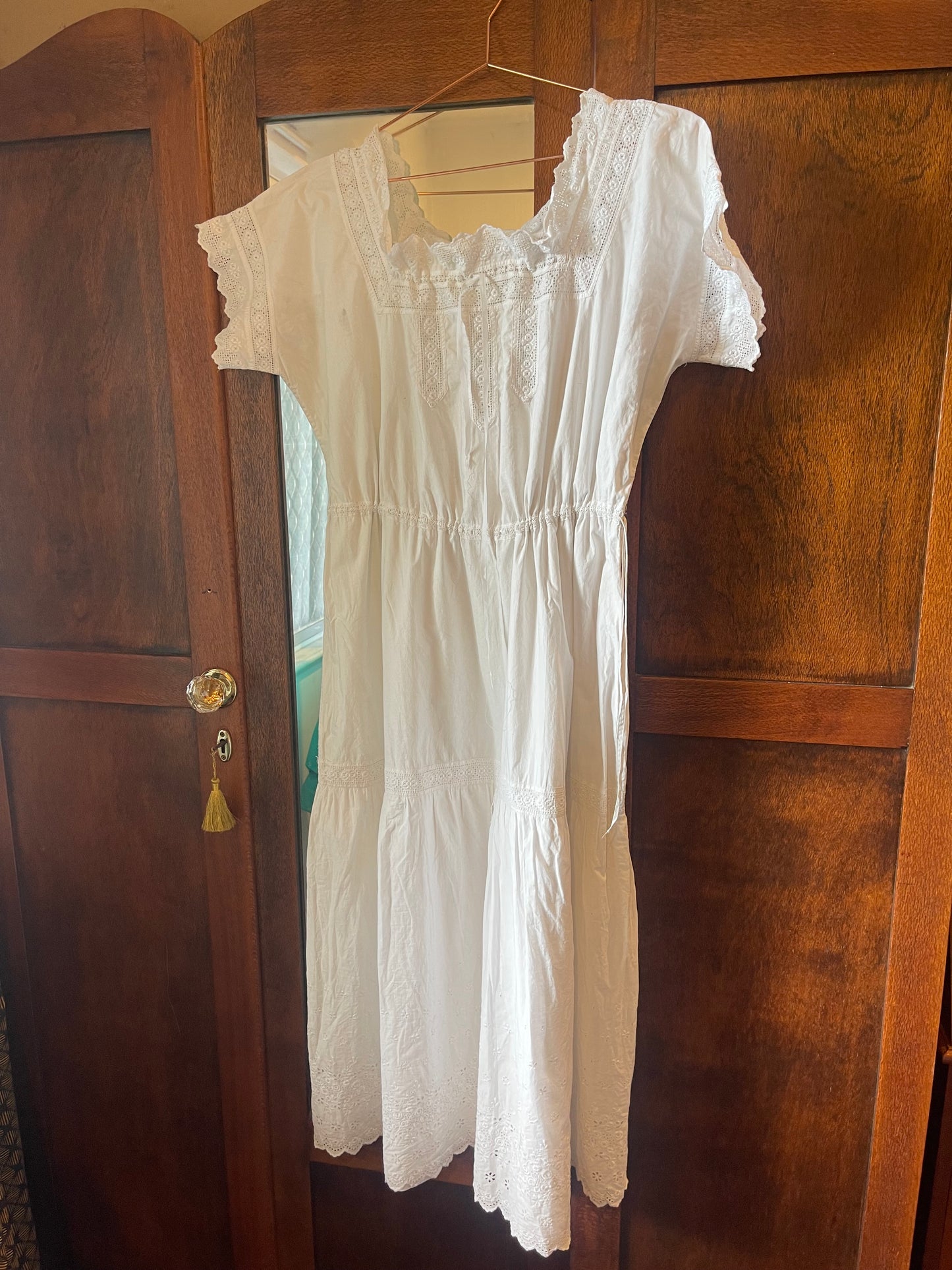 Edwardian White Cotton Lawn Gown with Handworked Lace (c.1905–1915)