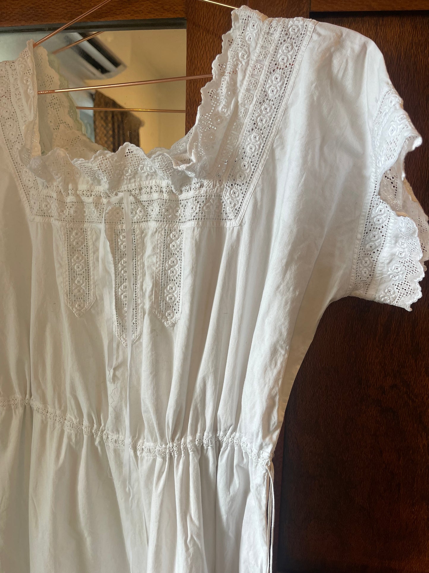 Edwardian White Cotton Lawn Gown with Handworked Lace (c.1905–1915)