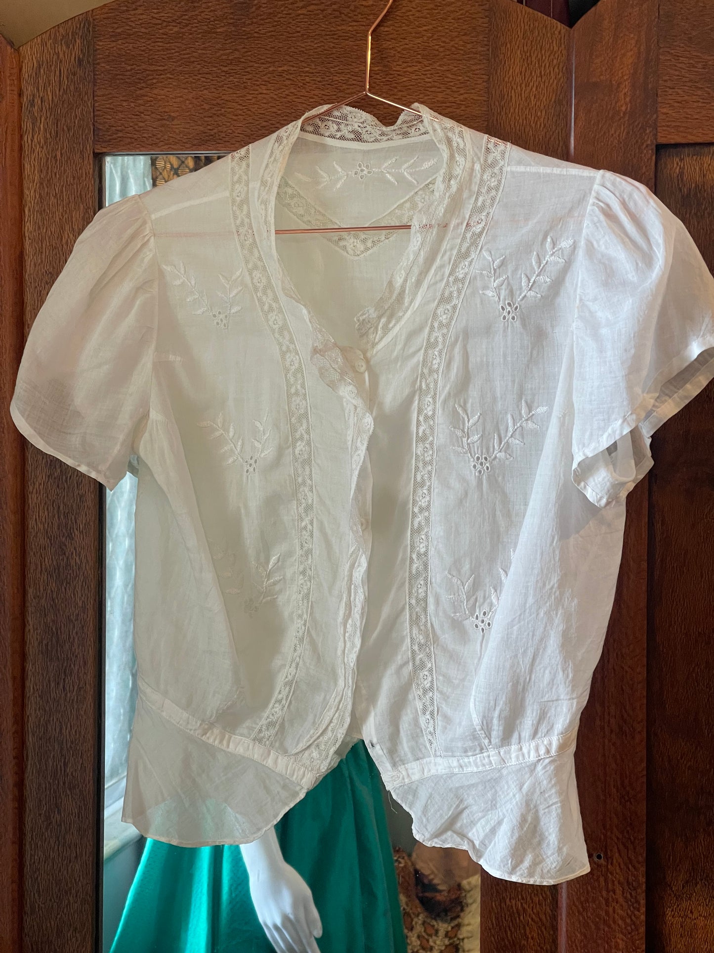 Edwardian–Early 1920s White Lawn Blouse with Lace and Embroidered Sprigs