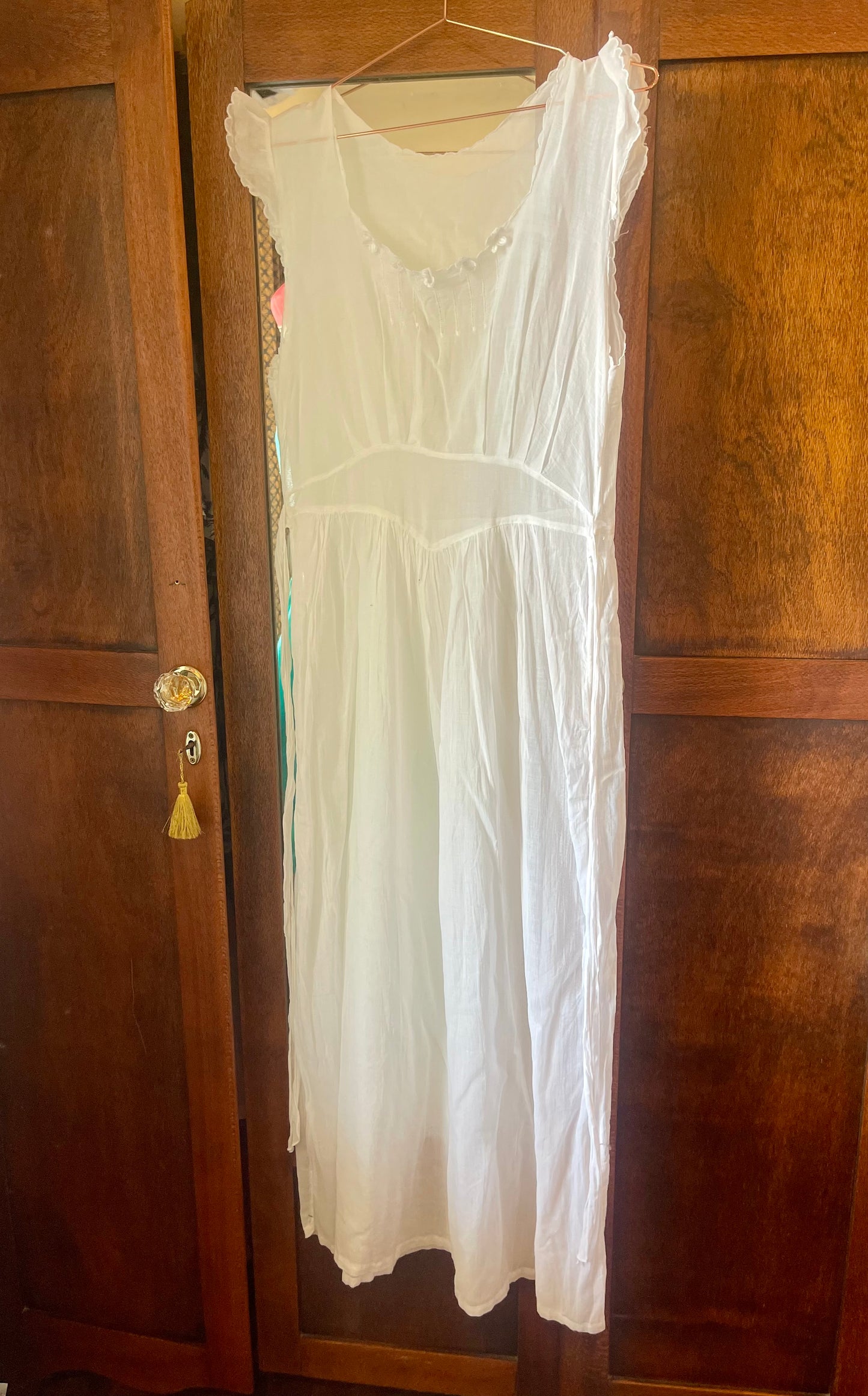 Edwardian Fine Cotton Lawn Gown with Hand-Embroidered Floral Detail (c.1900–1910)