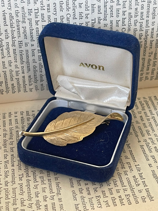 Vintage 80s gold tone leaf brooch by Avon