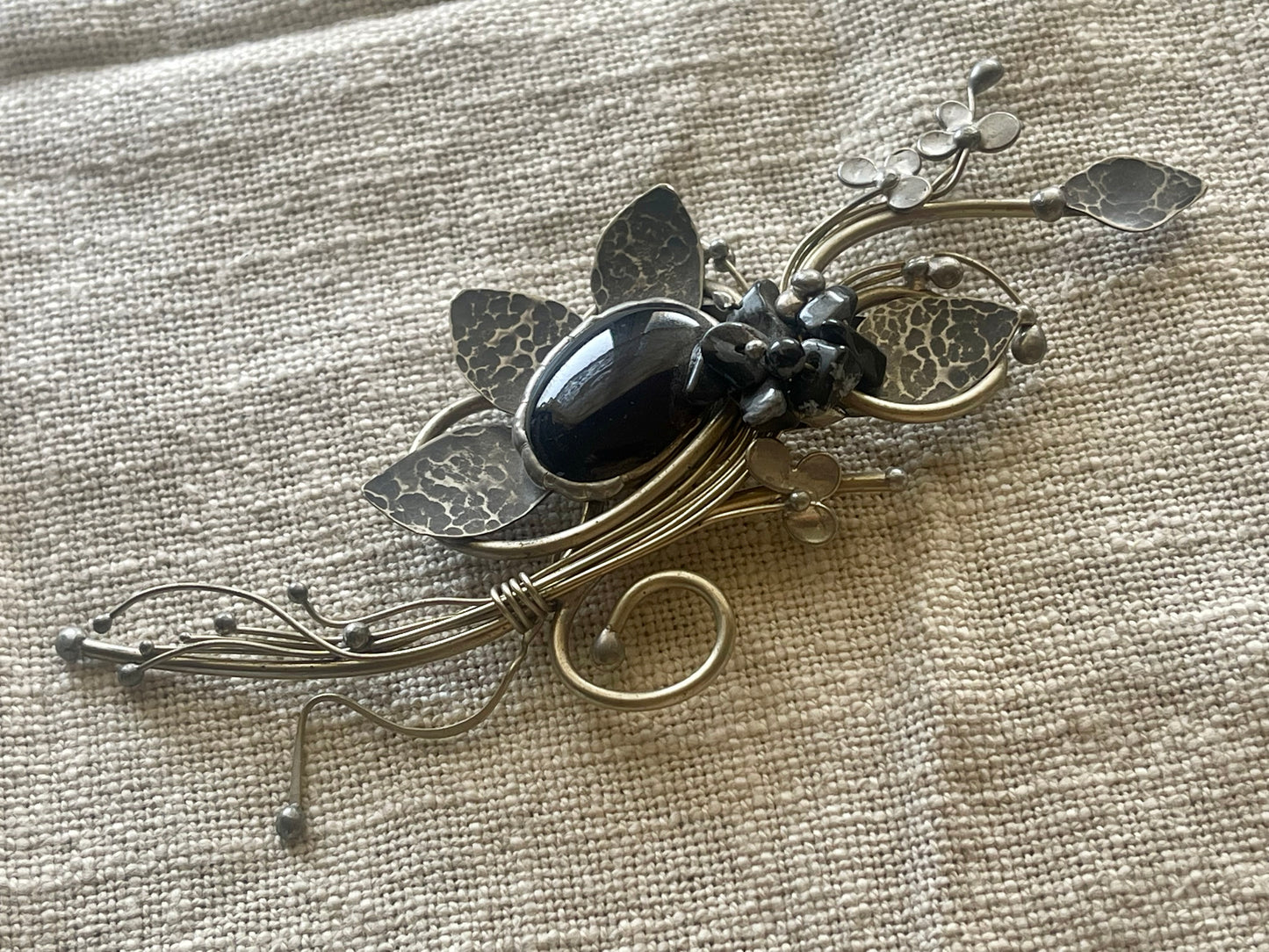 Artisan Wirework Brooch with Black Cabochon – Sculptural Design
