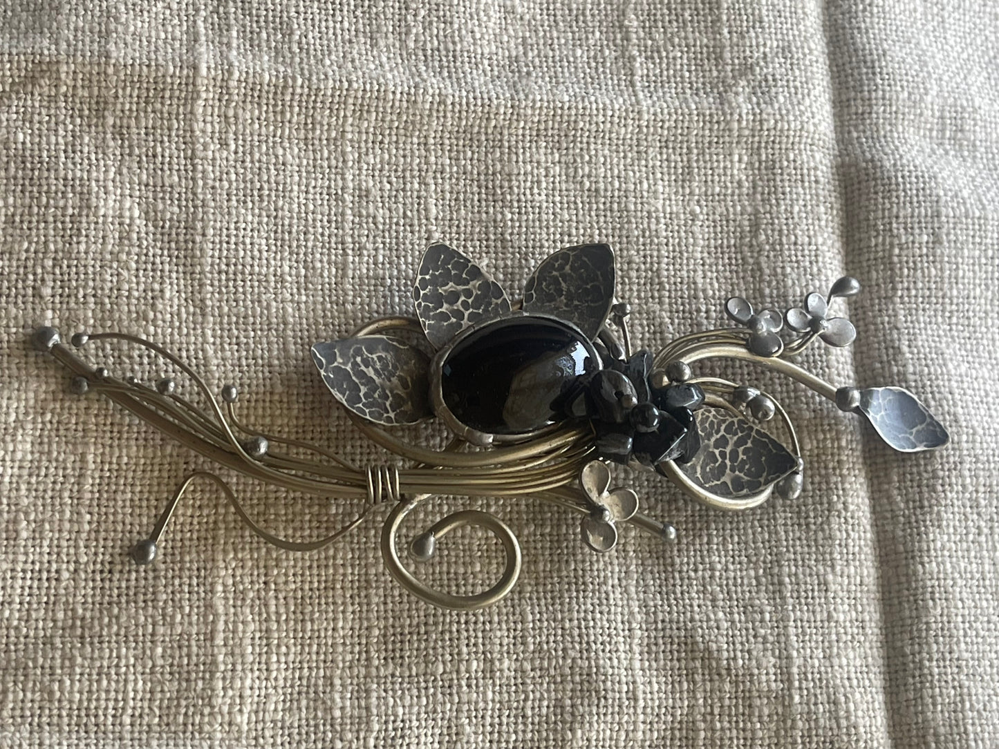 Artisan Wirework Brooch with Black Cabochon – Sculptural Design