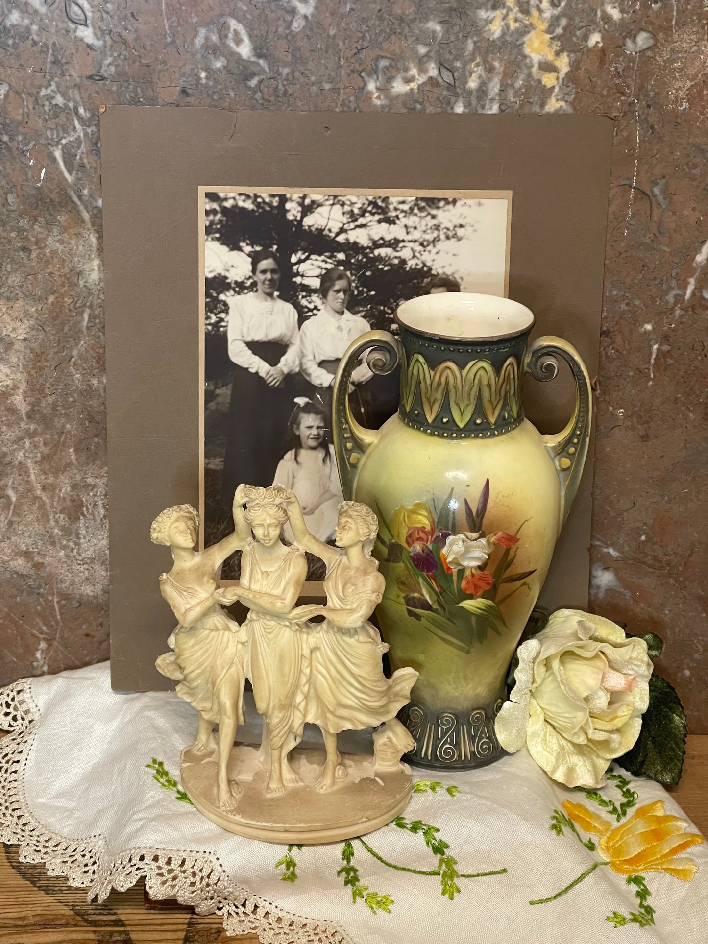 Antique Art Nouveau Hand-Painted Iris Vase with Twin Handles – c.1900s