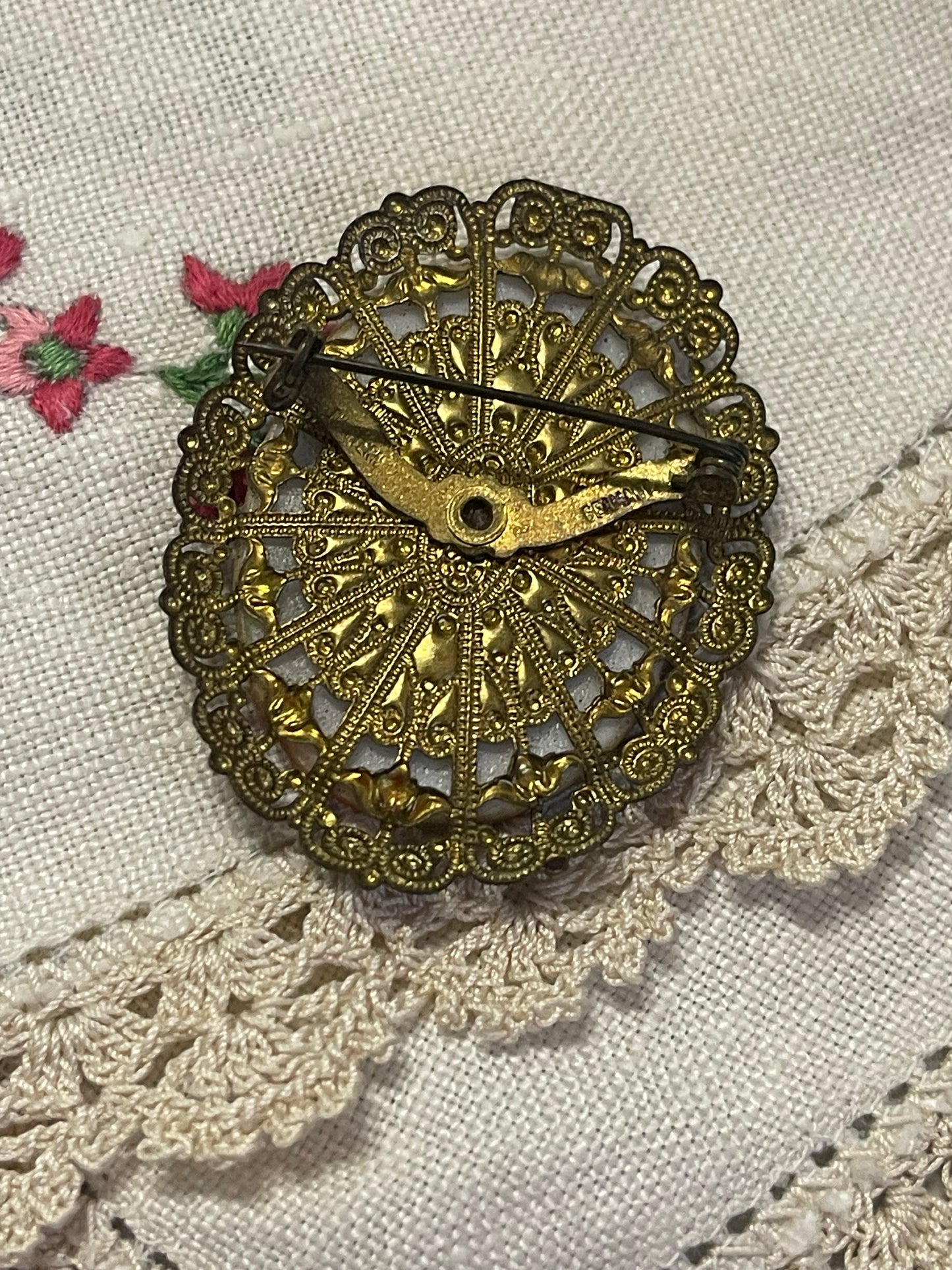 Vintage Portrait Cameo Brooch – Ornate Filigree Frame