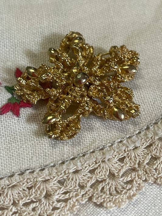 Vintage Textured Gold-Tone Floral Brooch – 5 cm