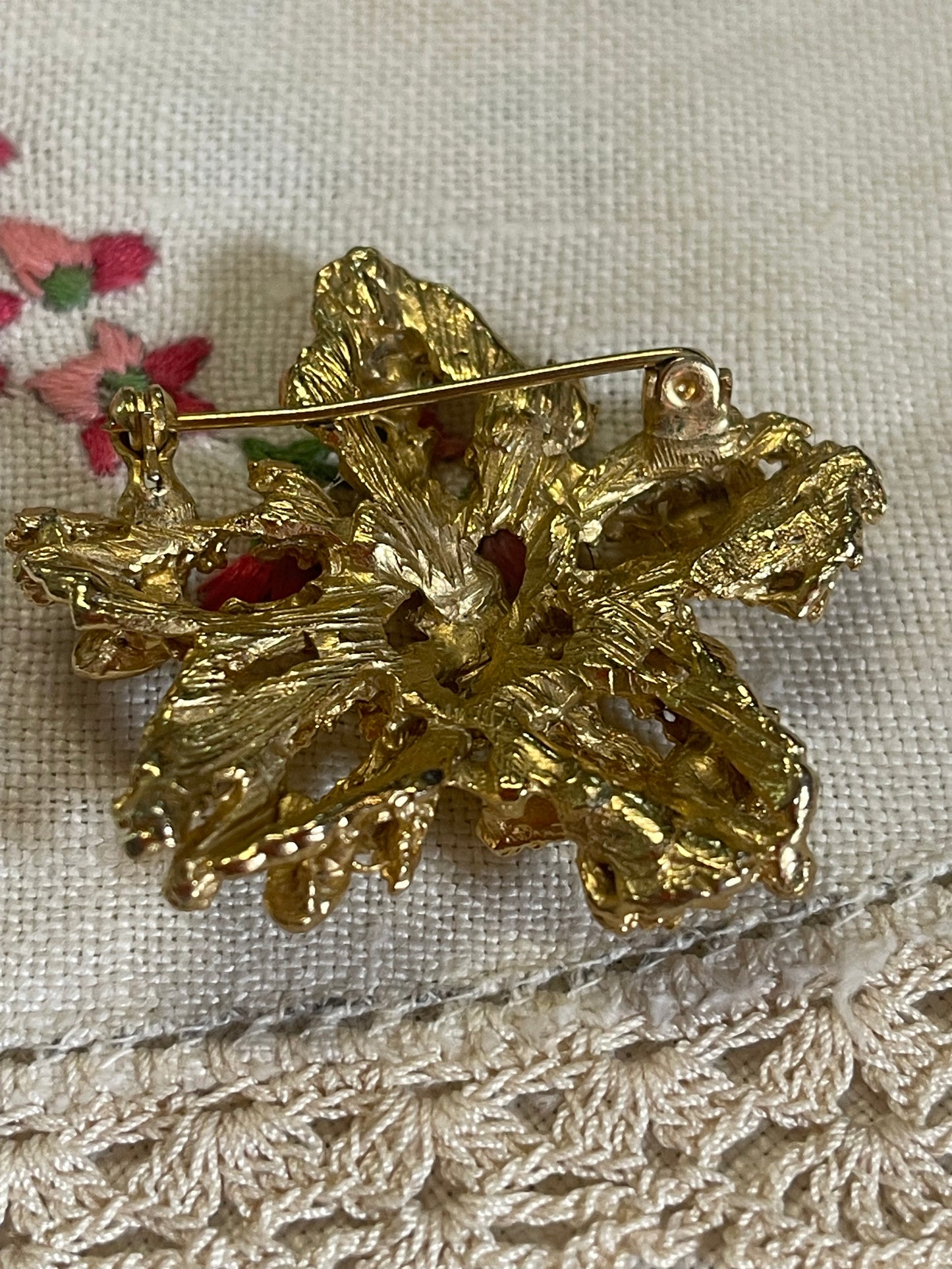 Vintage Textured Gold-Tone Floral Brooch – 5 cm