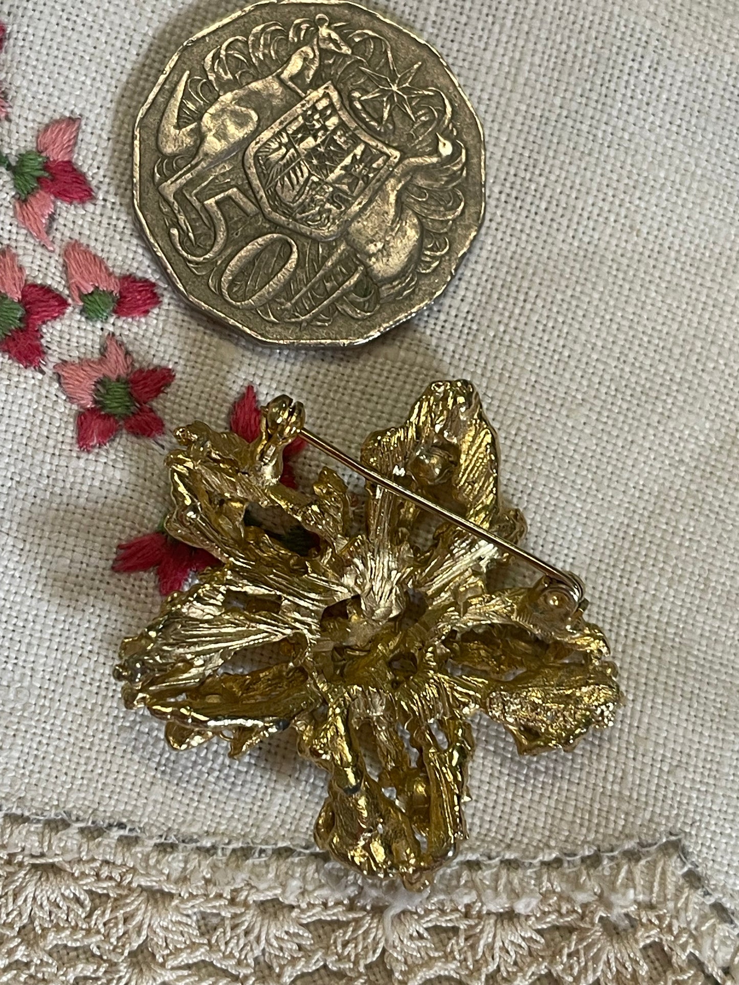 Vintage Textured Gold-Tone Floral Brooch – 5 cm