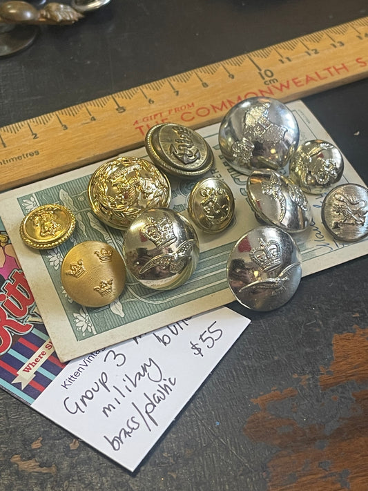 Vintage mixed Australian military brass/plastic buttons