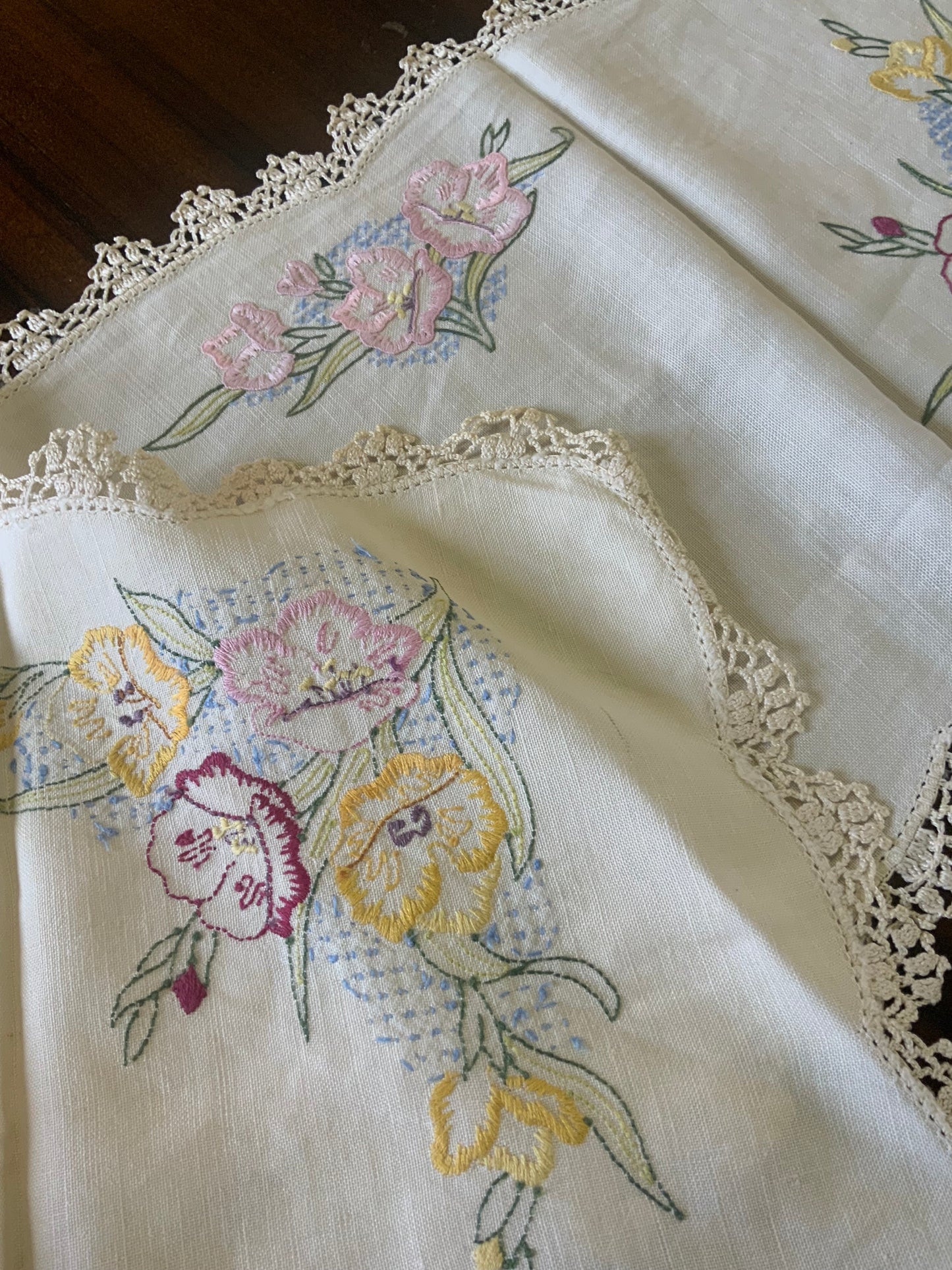 Vintage Hand-Embroidered Linen Table Runner – Yellow & Pink Floral with Crochet Lace