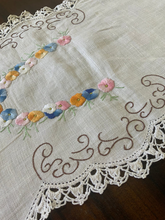 Vintage Hand-Embroidered Linen Table Runner – Floral Garland with Crochet Edging
