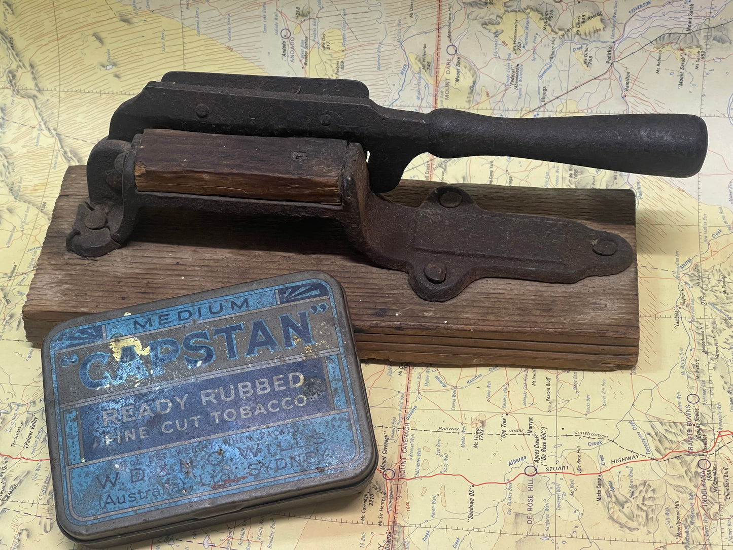Vintage CAPSTAN Ready Rubbed Fine Cut Tobacco Tin